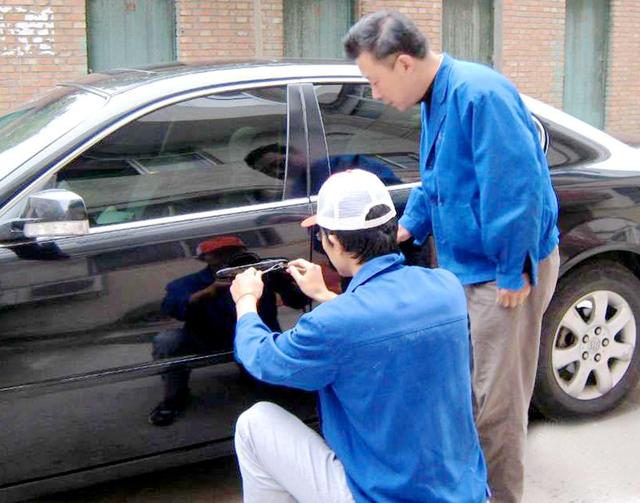 榕江汽车钥匙丢在车里面怎么办?